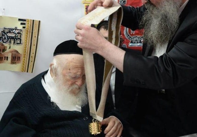 Report: Israel’s Top Rabbi Orders Ceremonial White Robe to Greet ...